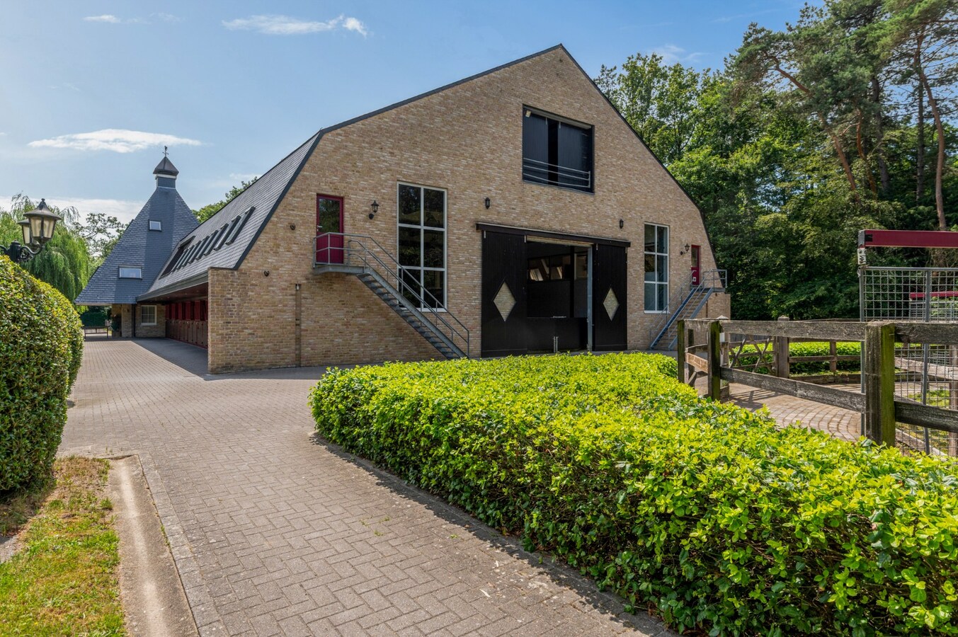 Exclusief eigendom met twee volwaardige, zelfstandige villa-woningen, een conciërgeverblijf en luxueuze paardenfaciliteiten op ruim 2 ha te Brasschaat 