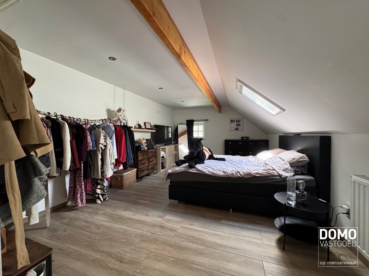 Charmante open bebouwing met 3 slaapkamers, 2 badkamers en prachtige tuin te huur 