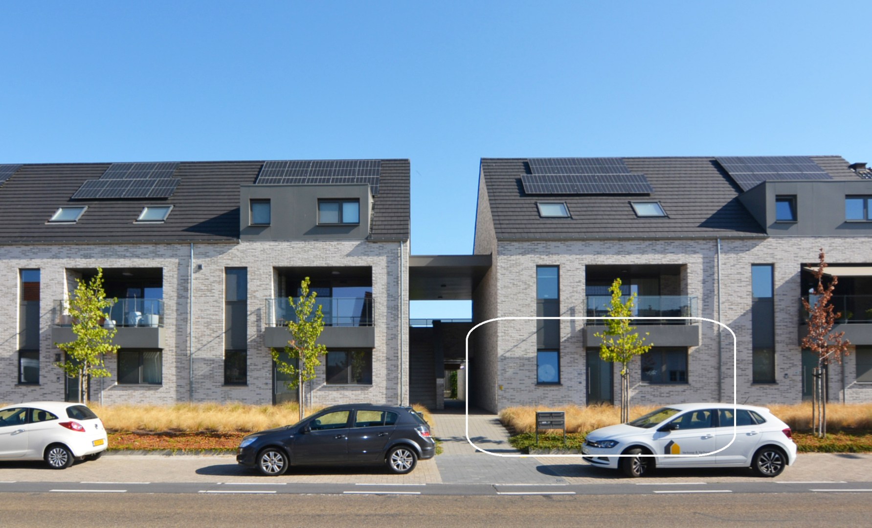 Gelijkvloers appartement met 2 slpk, ruim terras, tuin en 2 autostandplaatsen. 