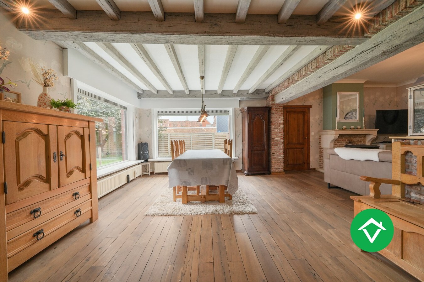 Halfopen woning te koop met dubbele garage in het centrum van Zarren 