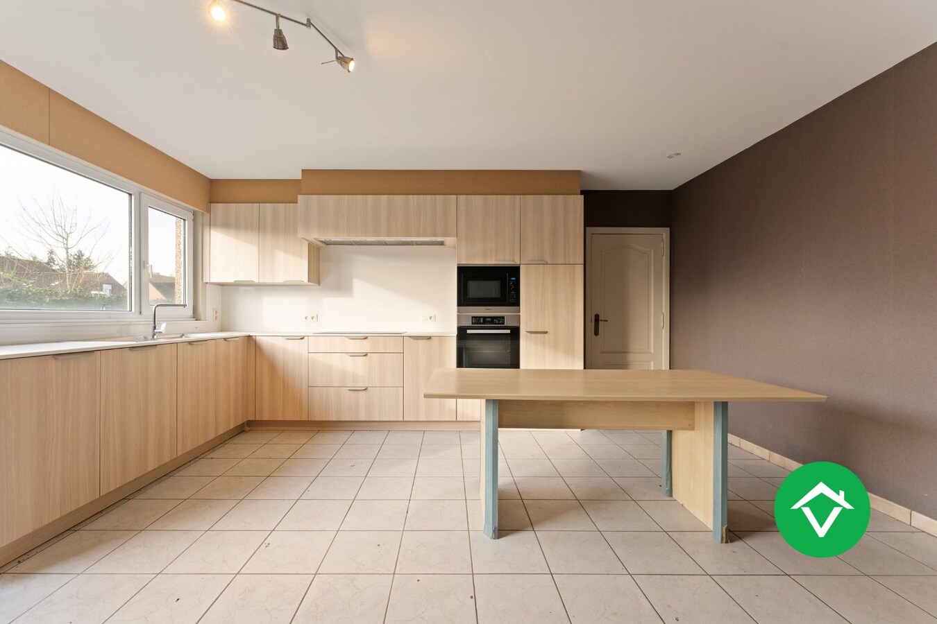 Bedrijfsgebouw met woonst te Ichtegem 