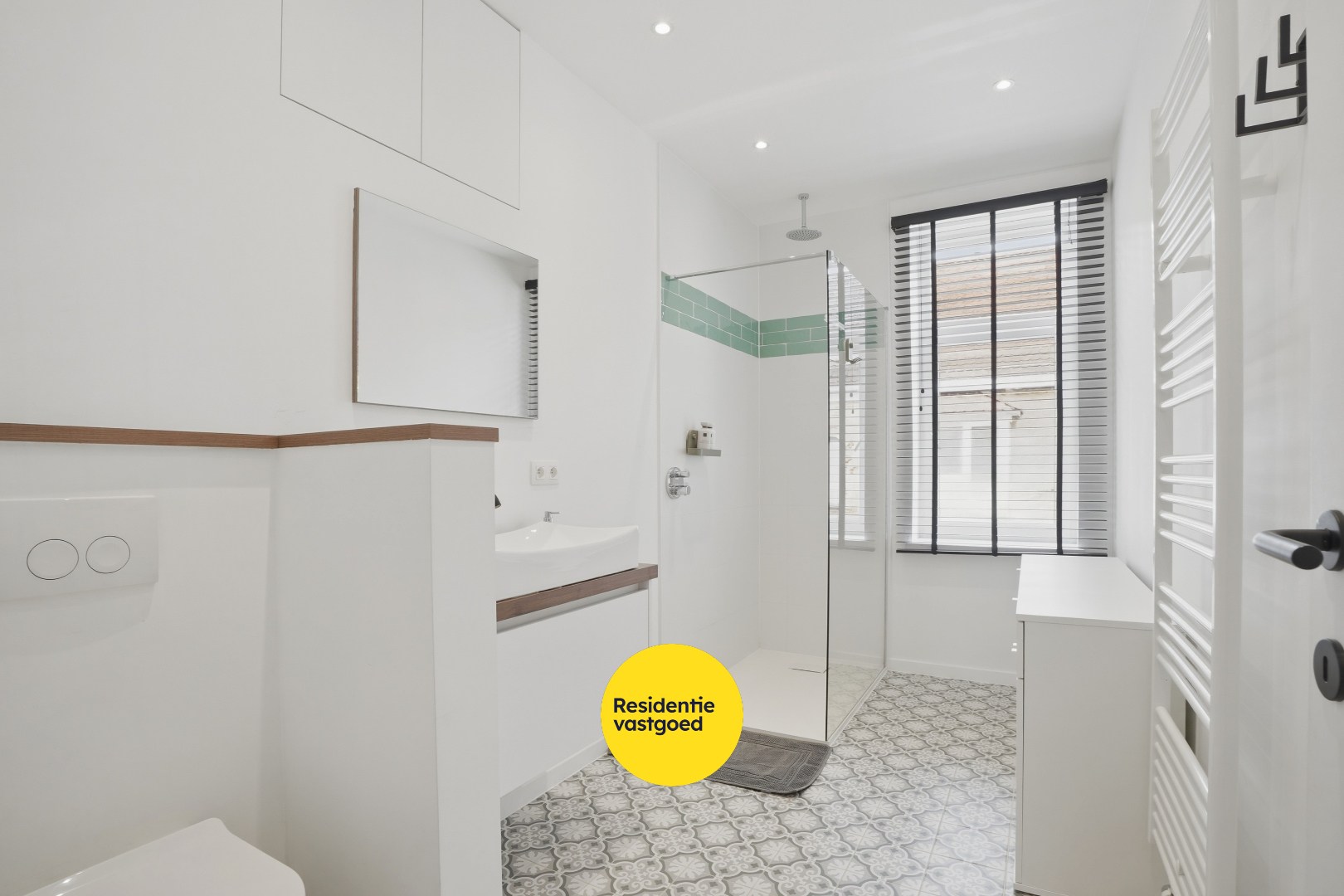 Subliem gerenoveerde herenwoning met 6 slaapkamers inclusief garage in Nieuwpoort-Stad op 135m² 