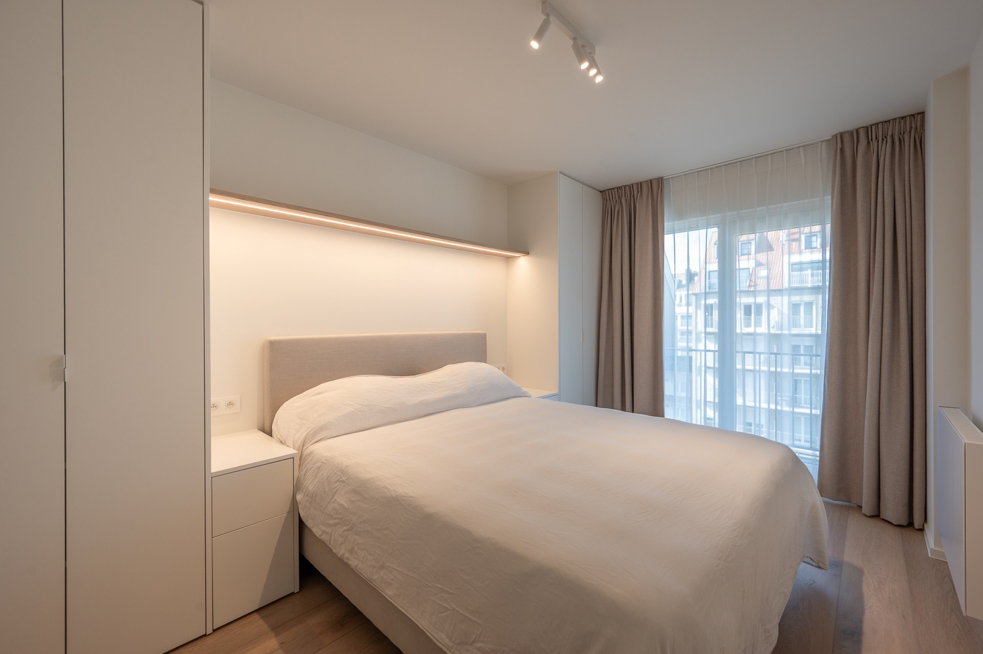 Aangenaam 3 slaapkamerappartement met zijdelings zeezicht op een aangename ligging vlakbij het Lichttorenplein te Knokke. 