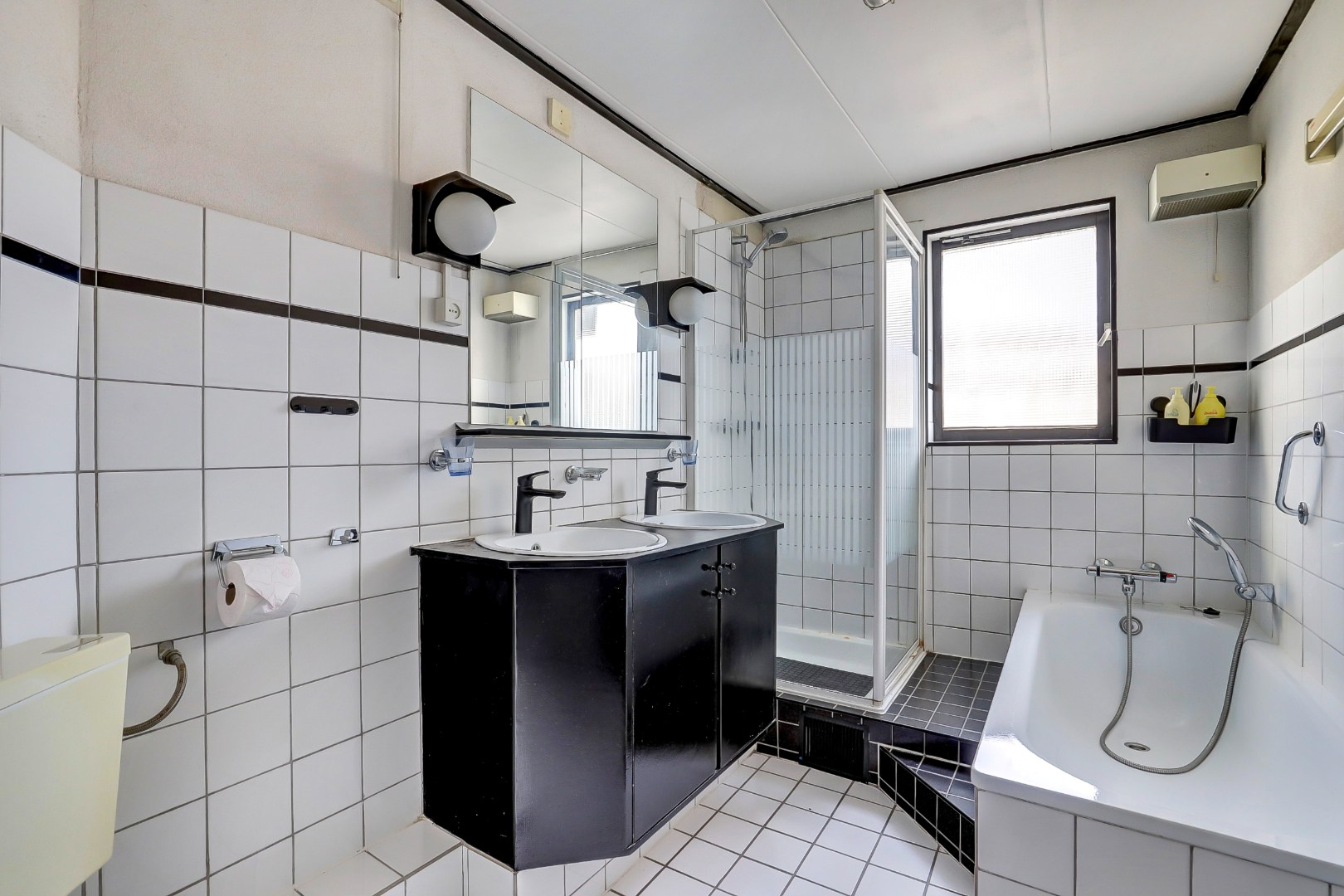 Ruime dubbele bovenwoning met drie slaapkamers, berging en de mogelijkheid tot het realiseren van een extra vierde slaapkamer. 