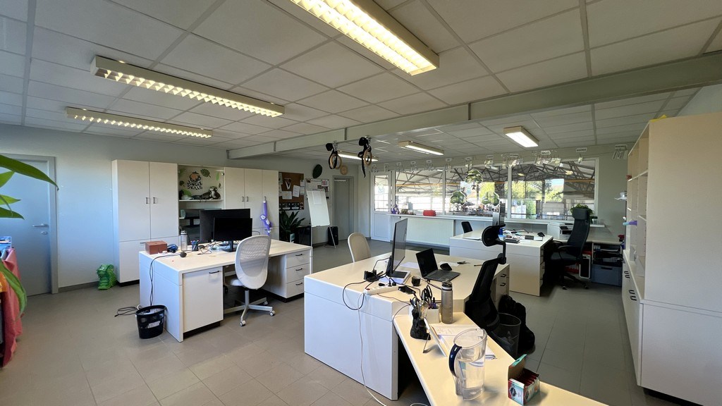 Magazijn met laadkades en kantoor te huur nabij R4 in Melle