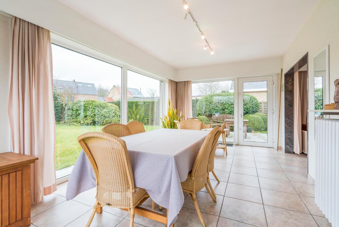 Woning met 5 slaapkamers op 832 m² in rustige straat te Oudenburg 