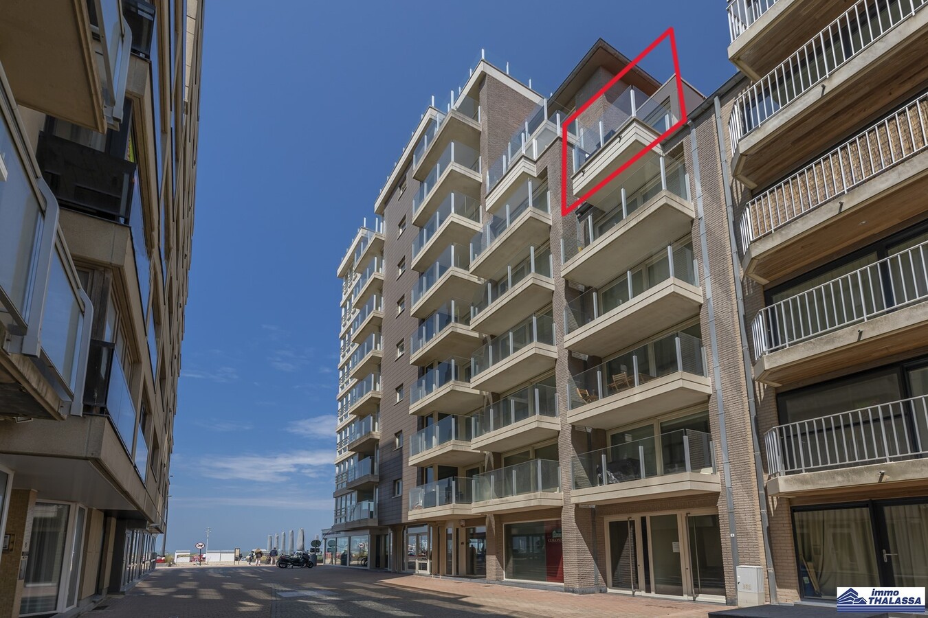 Appartement à la déco moderne situé au 5e étage, rue Ankerweg, à La Panne : un point de départ idéal pour profiter pleinement de la vie au bord de la mer. 