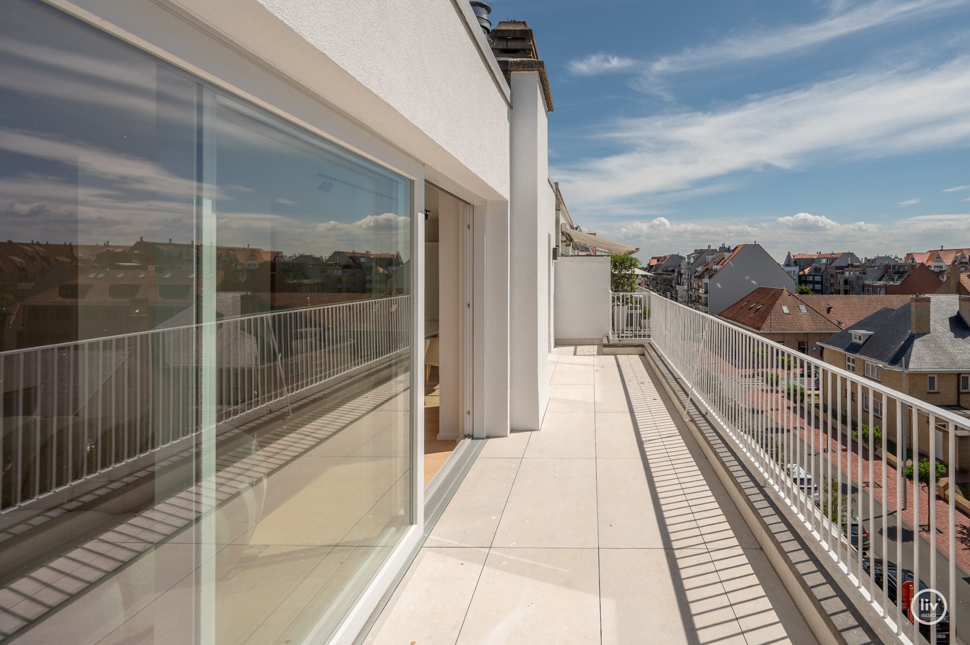 Lichtrijke penthouse met open zicht op toplocatie nabij Dumortierlaan. 