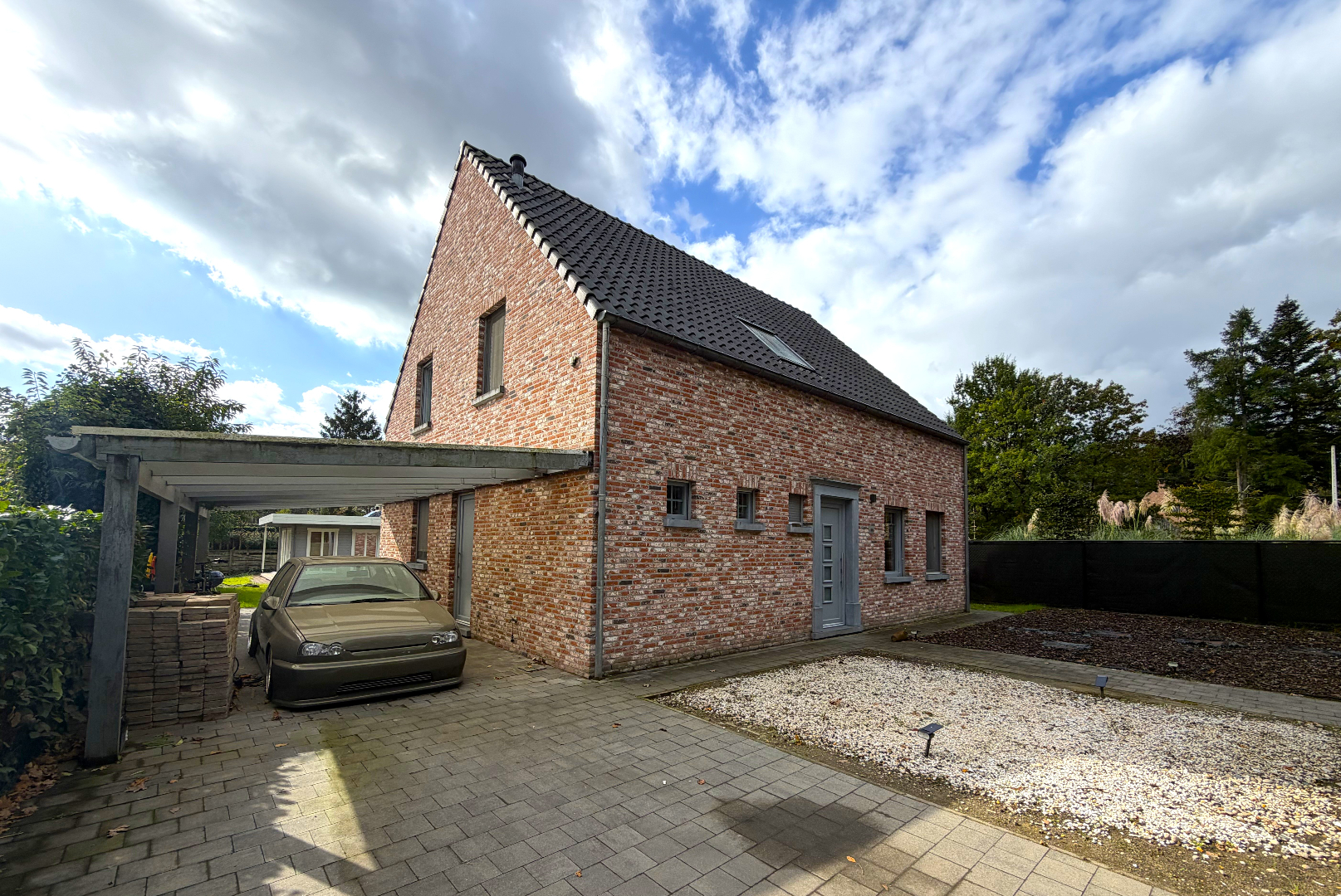 Vrijstaande woning van 2015 met 3 slaapkamers, volledige kelder en zuidgerichte tuin in Schilde. 