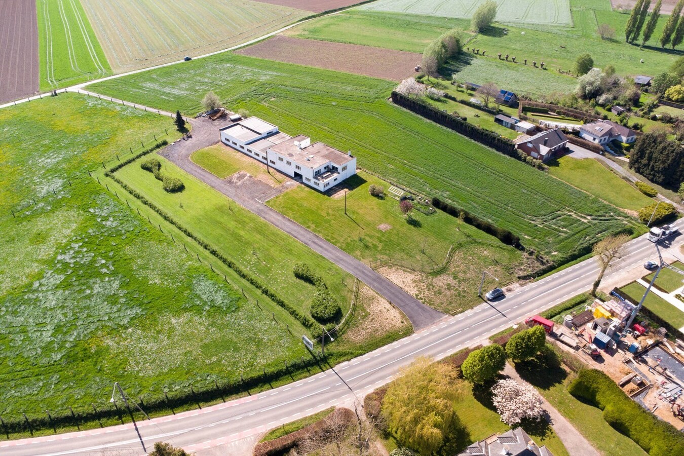 Logistieke eigendom met kantoren en woonst 