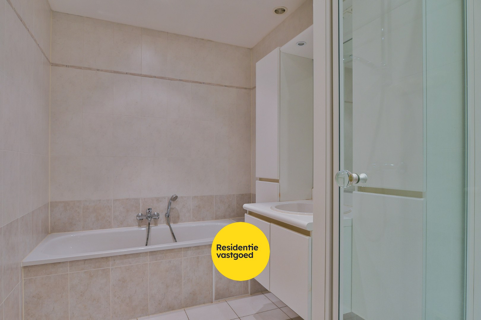 Gelijkvloersappartement met ondergrondse parkeerplaats te koop te Eernegem 