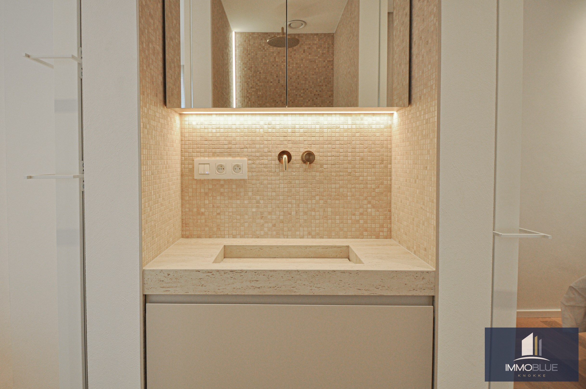 Appartement entièrement rénové et lumineux avec une vue dégagée magnifique, situé dans une résidence de standing. 