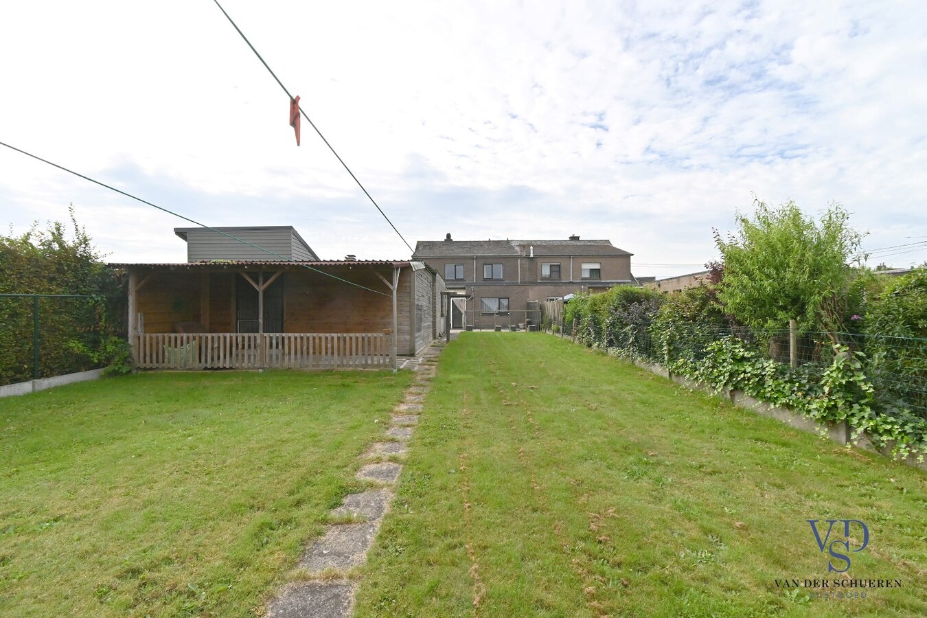 Bijzonder ruime, praktisch ingedeelde gezinswoning 