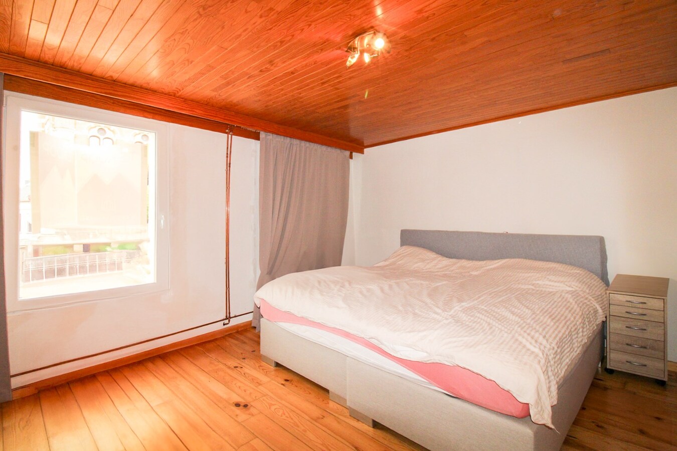 Veelzijdig handelshuis met woonst en luxueuze B&amp;B op toplocatie aan de Markt van Temse! 