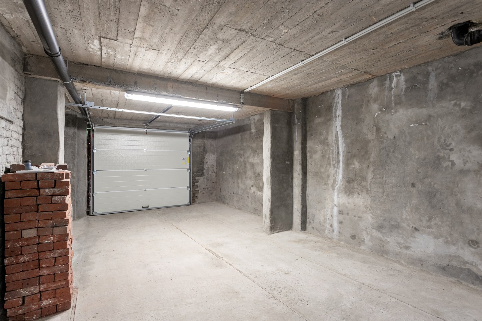 Handelshuis met woongedeelte, garage en tuin 