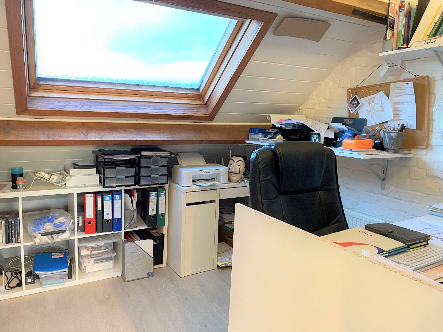 Up-to-date en bijzonder ruime gezinswoning met garage te Zwevegem 