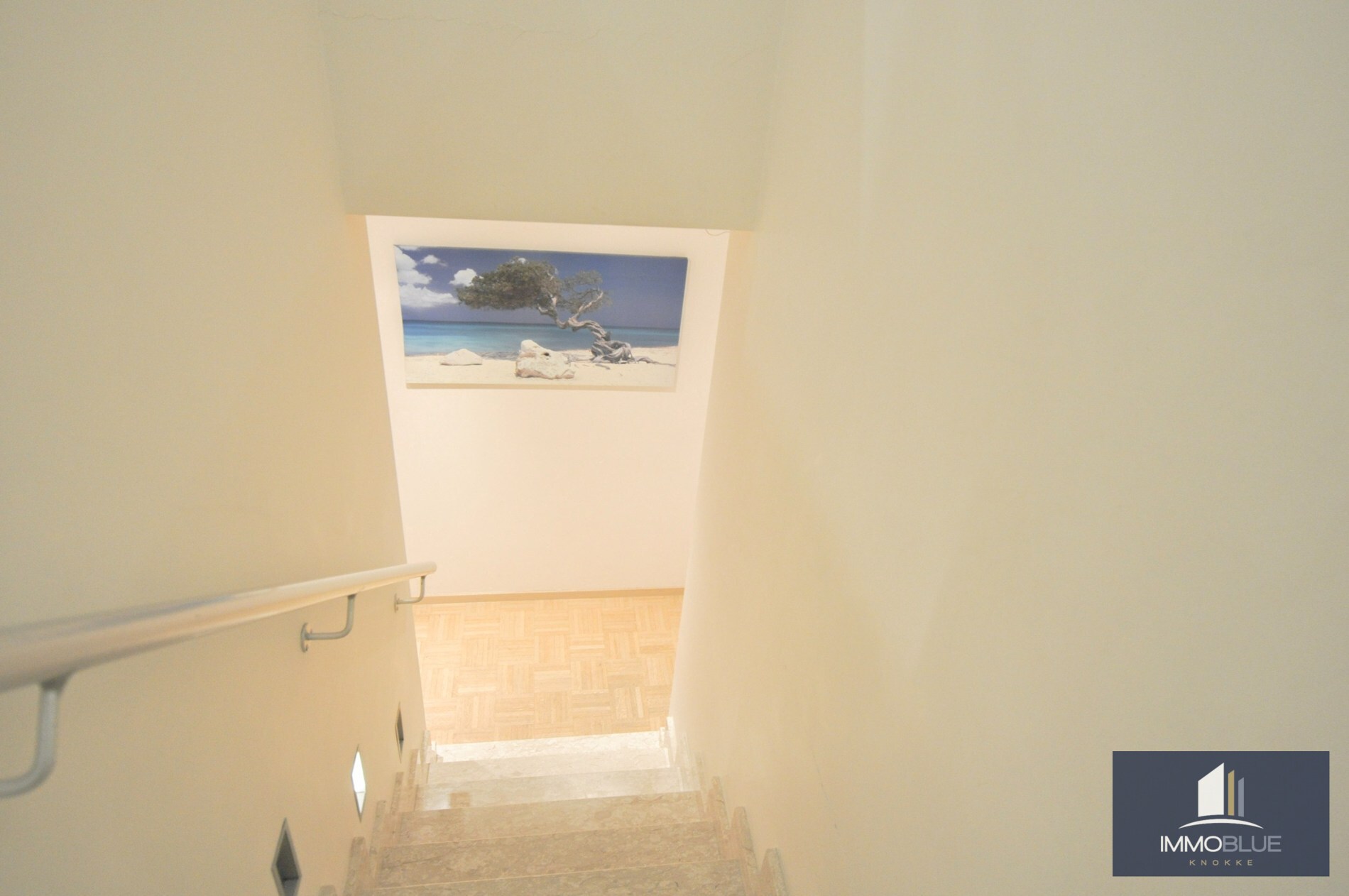 Lichtrijk appartement met een ruim zuidwest gericht terras gelegen nabij het commercieel centrum en het strand. 