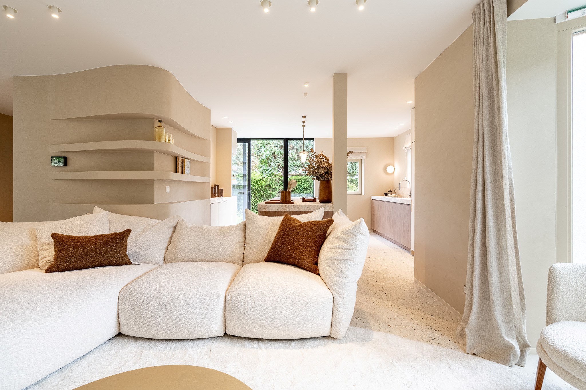 Très luxueuse et charmante villa jumelée rénovée, située à proximité du centre commercial de Knokke. 