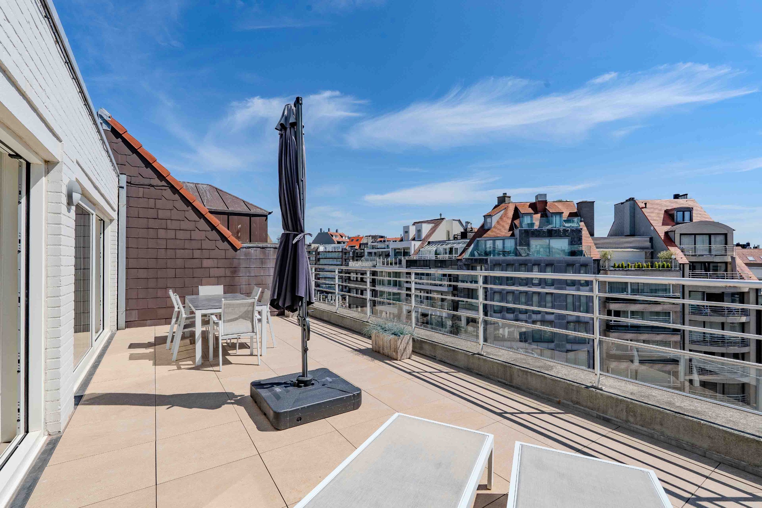 Schitterend penthouse met 2 slaapkamers, ruime terrassen en zijdelings zeezicht. 
