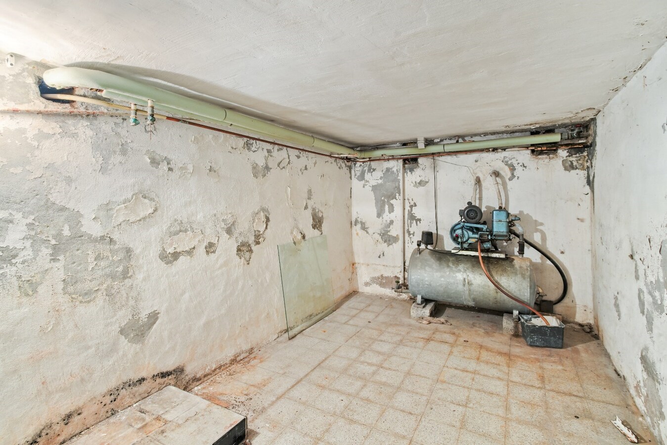 Ruime handelspand met woonst op commerciële ligging 