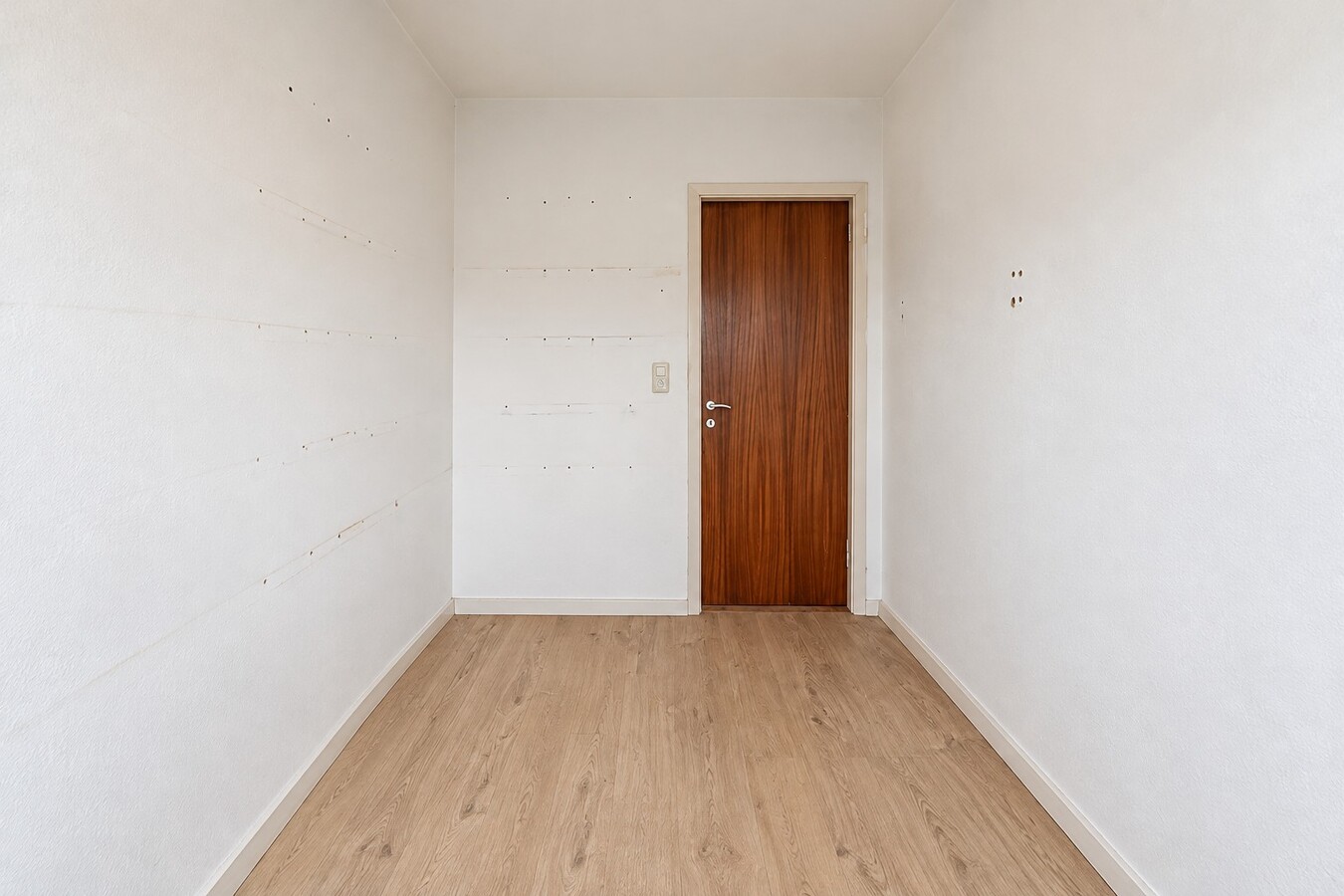 Te koop: Rustig gelegen halfopen bebouwing met 4 slaapkamers, 4 garages en ruime tuin in Sint-Niklaas 