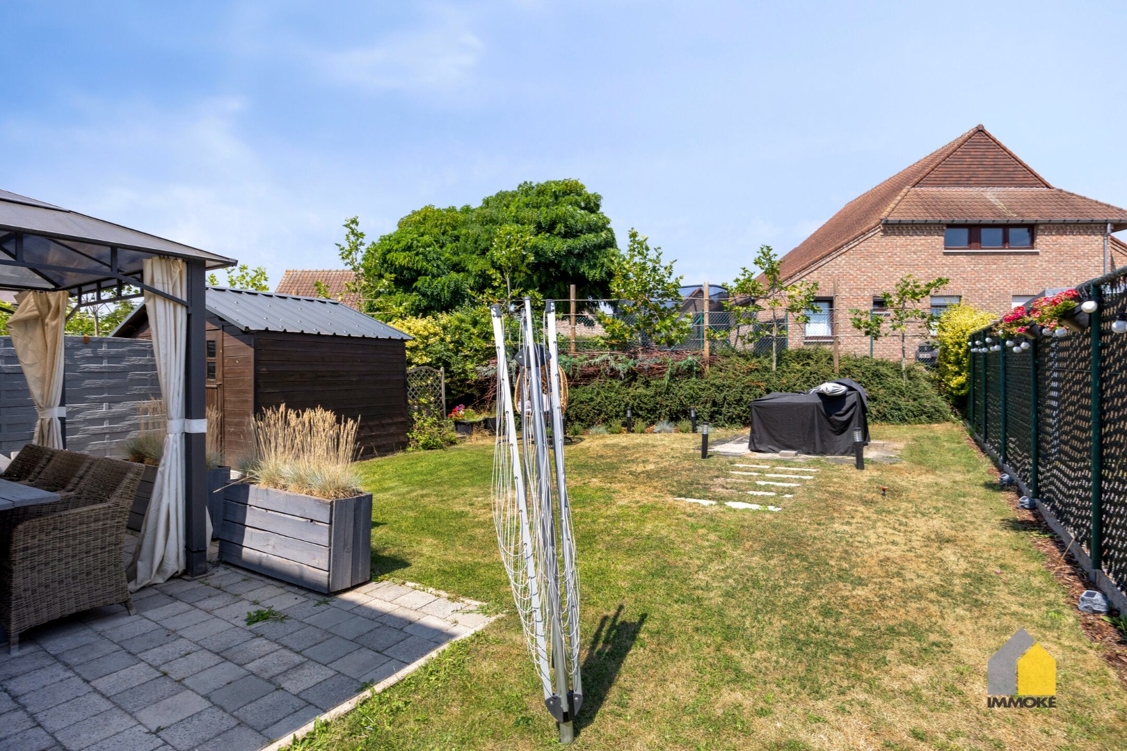 Energiezuinige, halfvrijstaande woning op 2a 82ca met 3 slpk, mooie tuin en carport. 