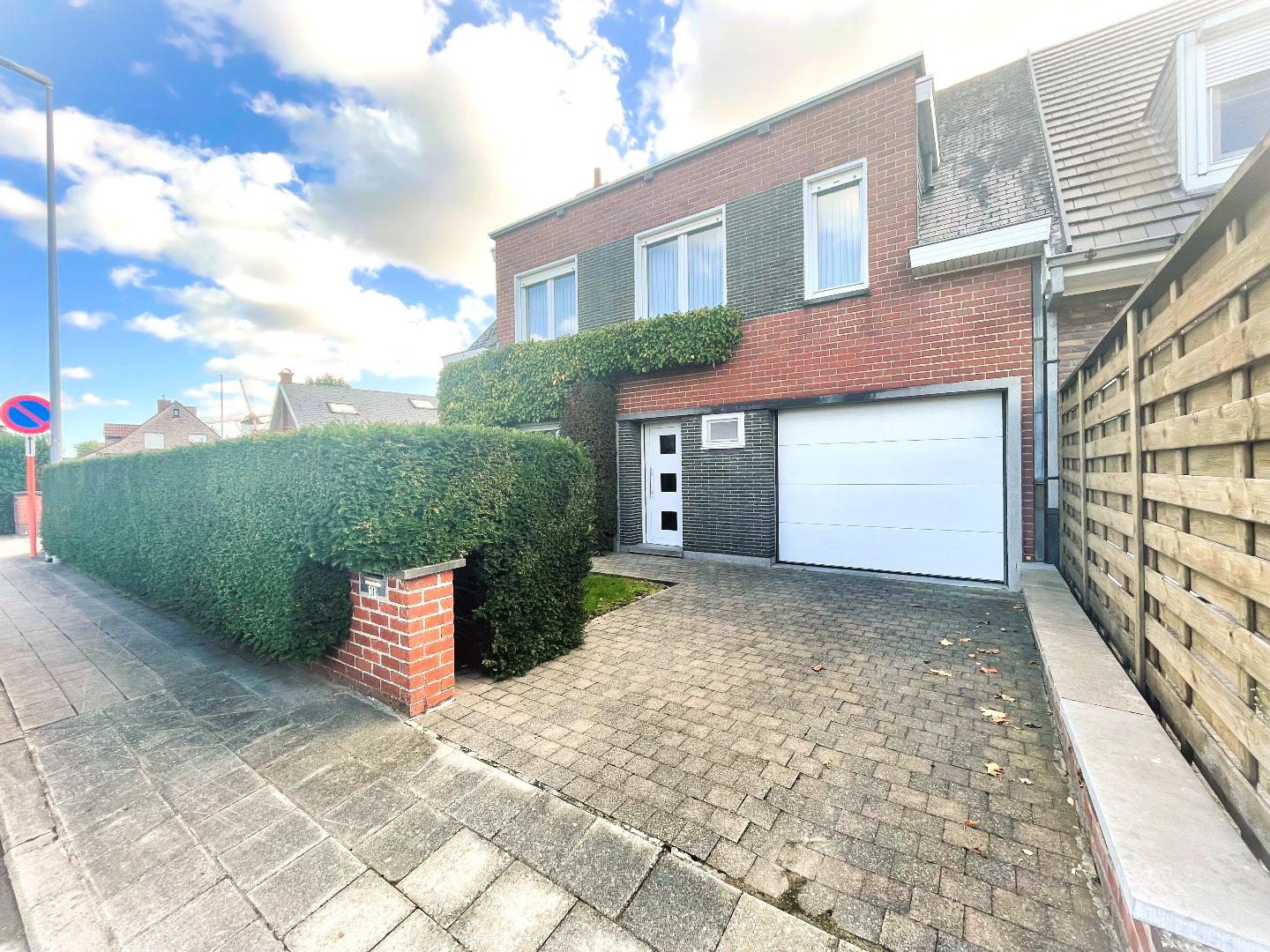 Halfopen bebouwing met 4 slaapkamers en leuke tuin 