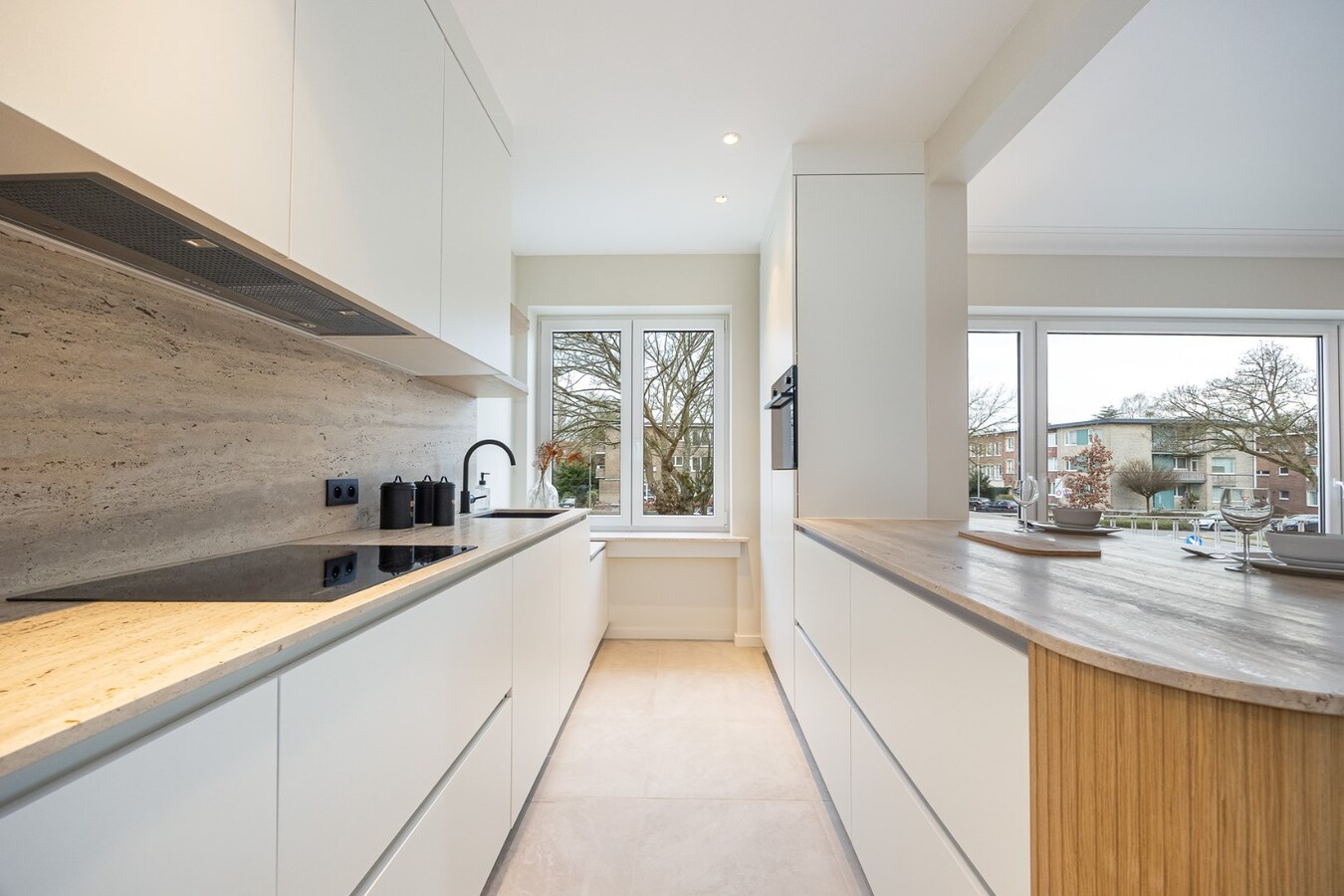 Kwaliteitsvol gerenoveerd appartement met 2 slpk en terras te Wilrijk! 