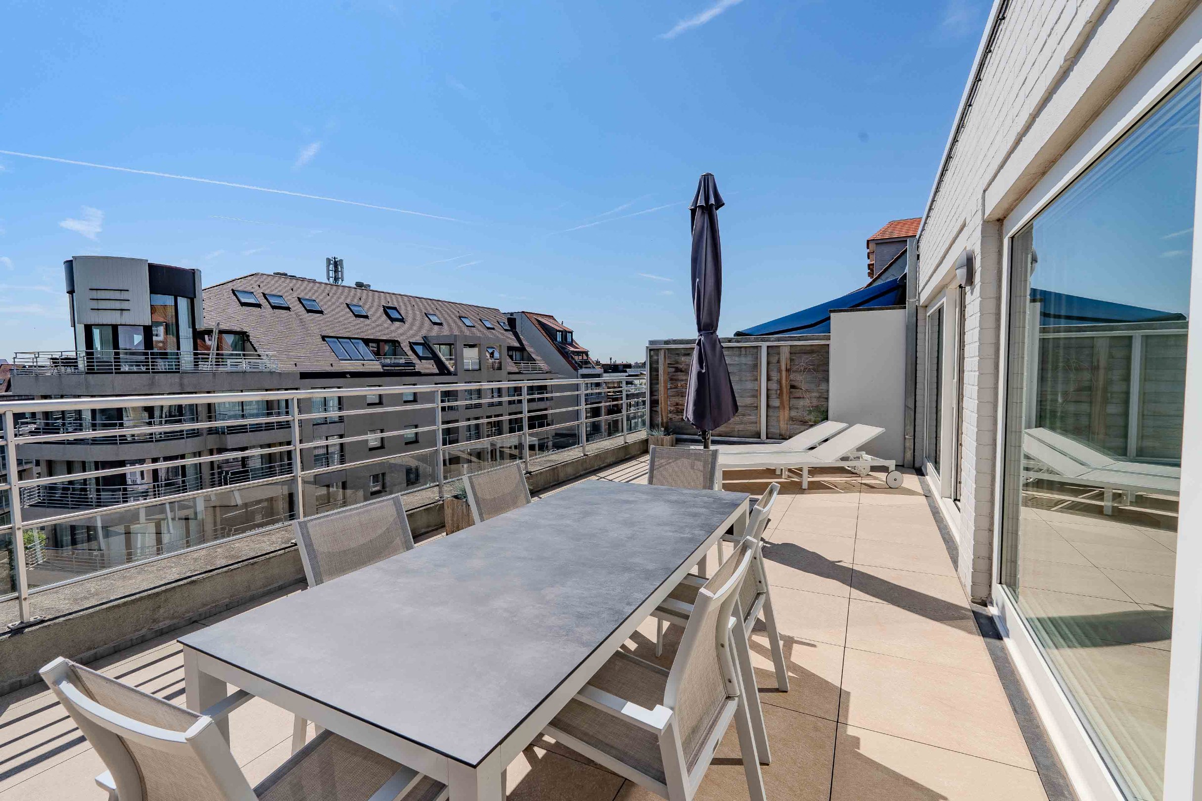 Schitterend penthouse met 2 slaapkamers, ruime terrassen en zijdelings zeezicht. 