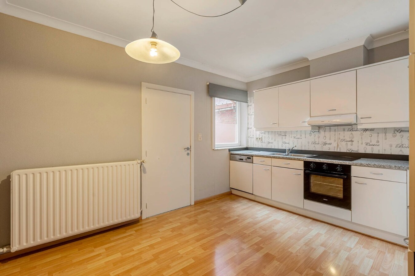 Comfortabel, zeer ruim appartement met 4 slaapkamers, terras en garage in het centrum van Neeroeteren! 