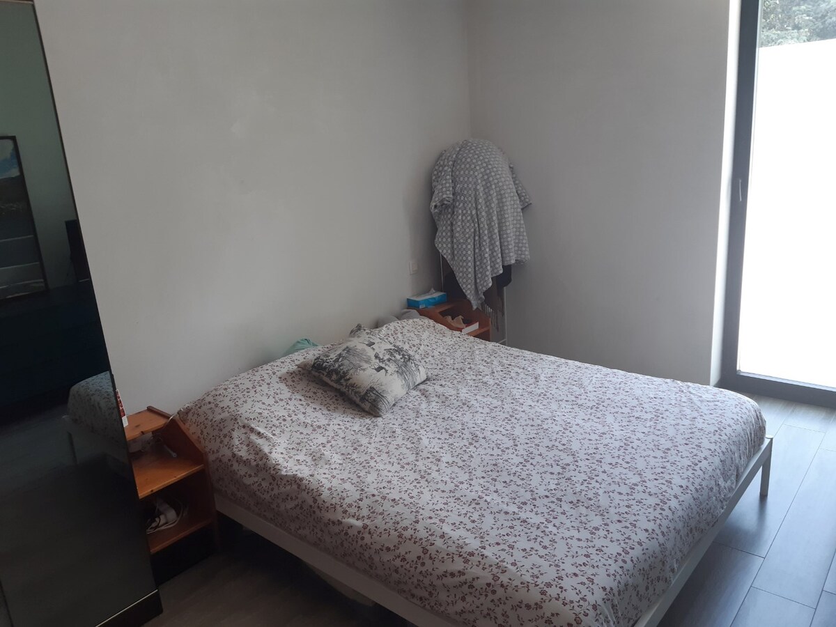 BEN-appartement met terras en tuintje. 