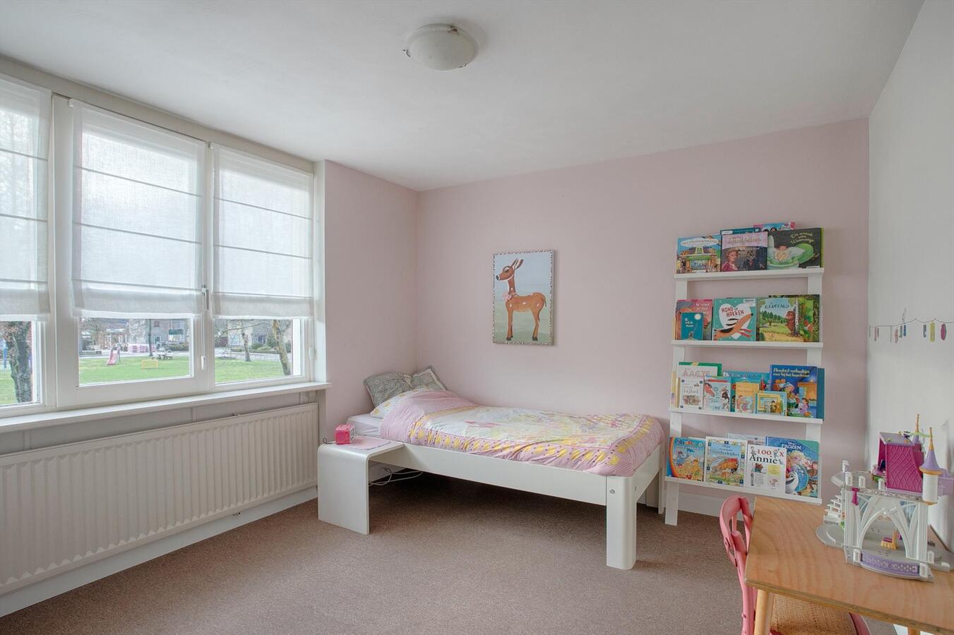 Ruim uitgebouwde hoekwoning met garage, berging, carport en vrije achterom gelegen in een rustige, kindvriendelijke straat tegenover een speelveld op 218 m² aan de Kievit 5 te Luyksgestel. 