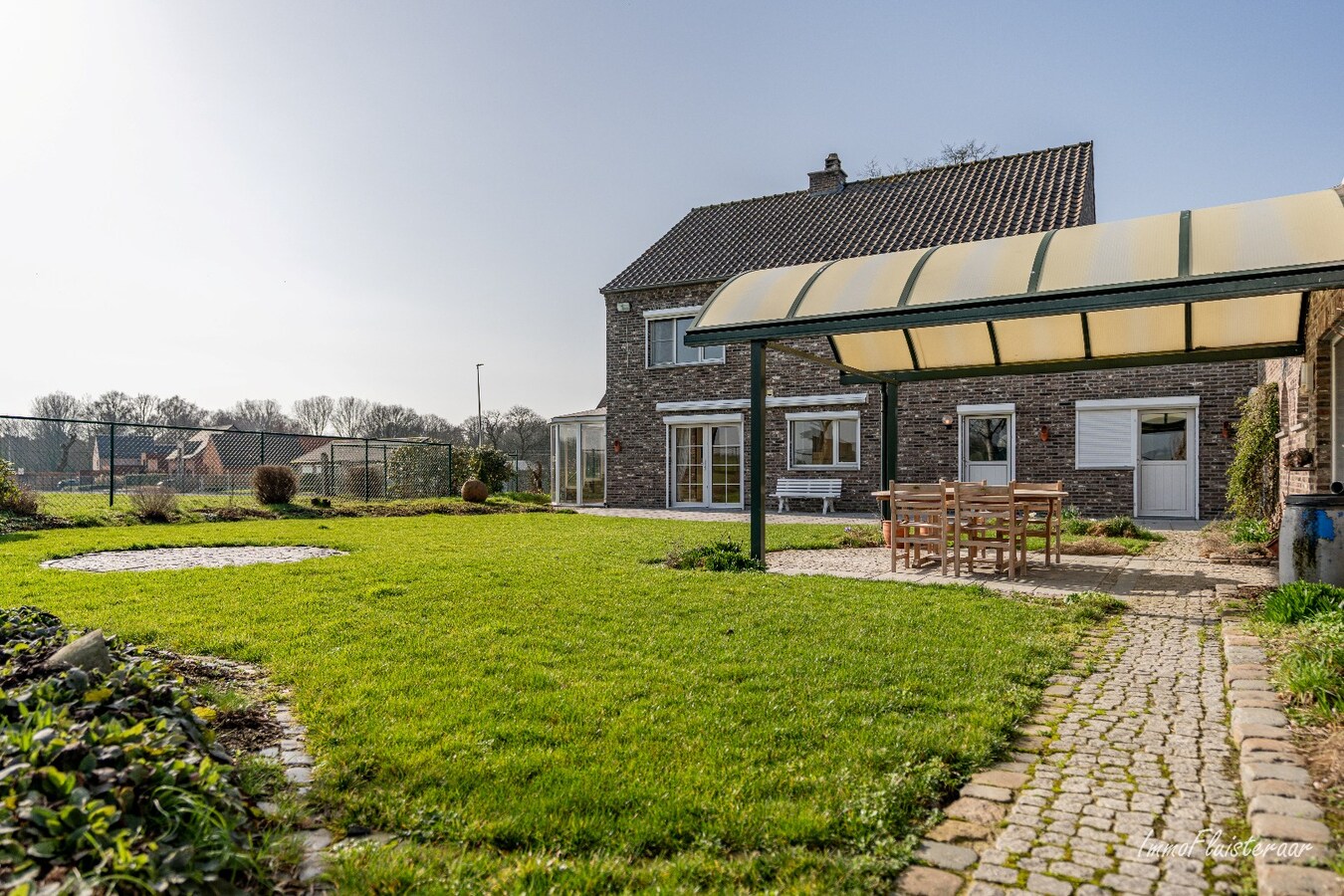 Woning met paardenstallen en buitenpiste op ca. 6,5ha te Bree 
