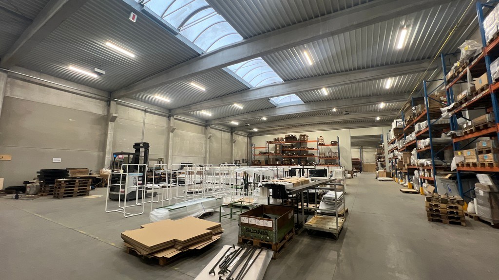 Magazijn met mezzanine te huur in Zele