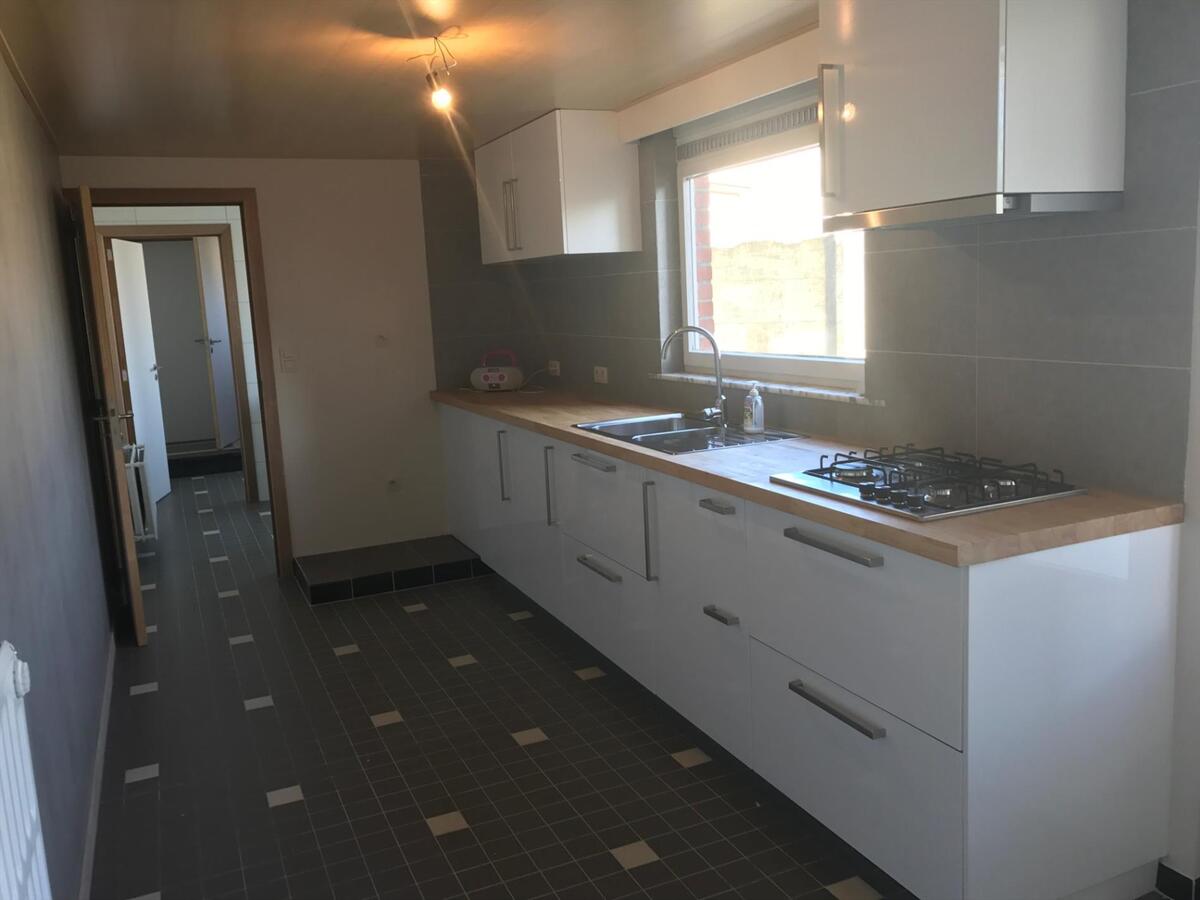 Volledig gerenoveerde, halfopen woning met garage 