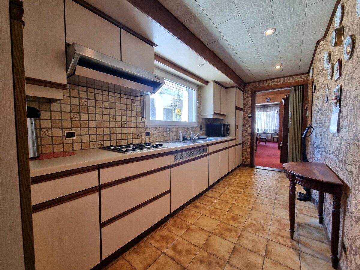 Te moderniseren woning op centrale ligging te Heist 