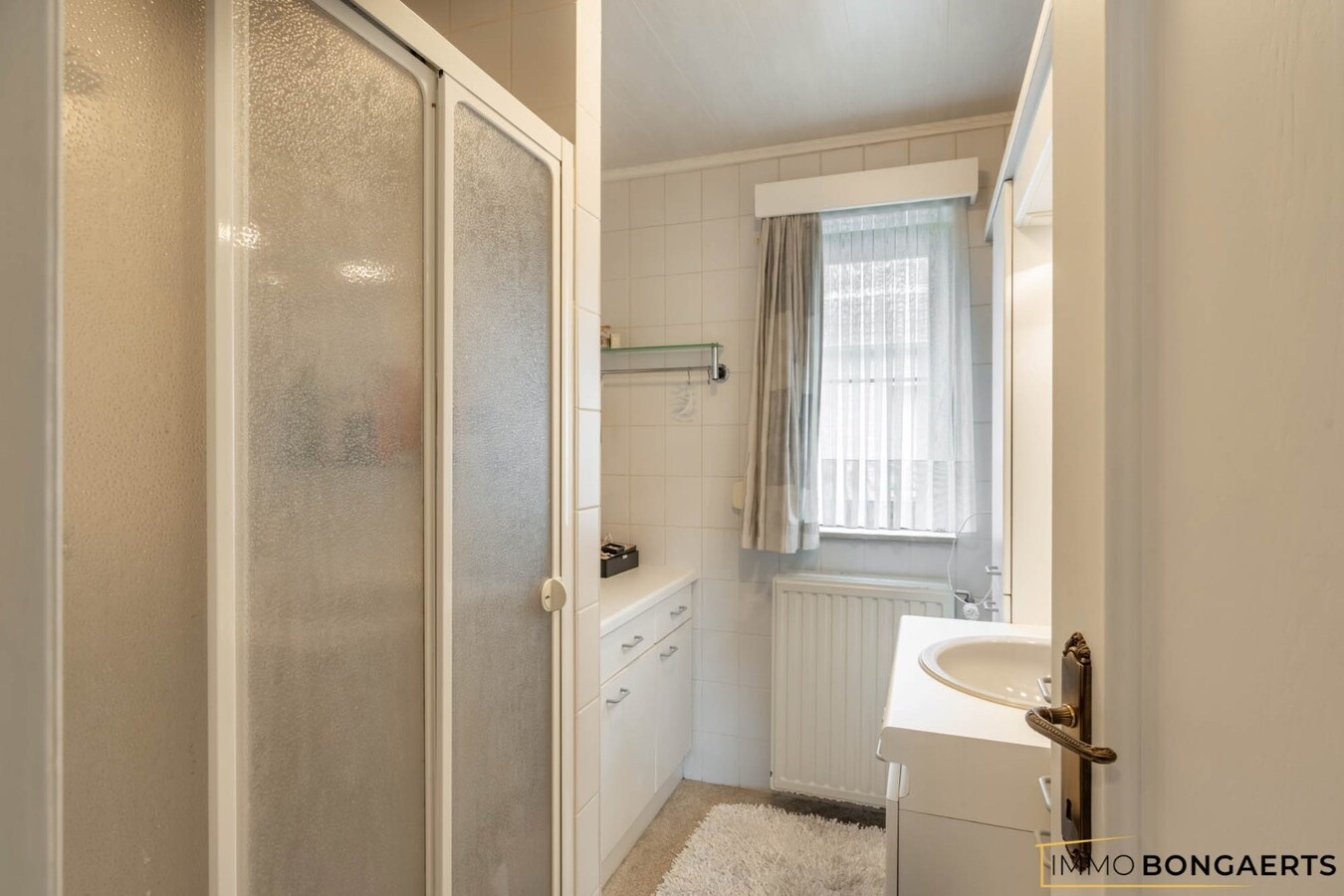 Ruim appartement met 3 slaapkamers en garage. 