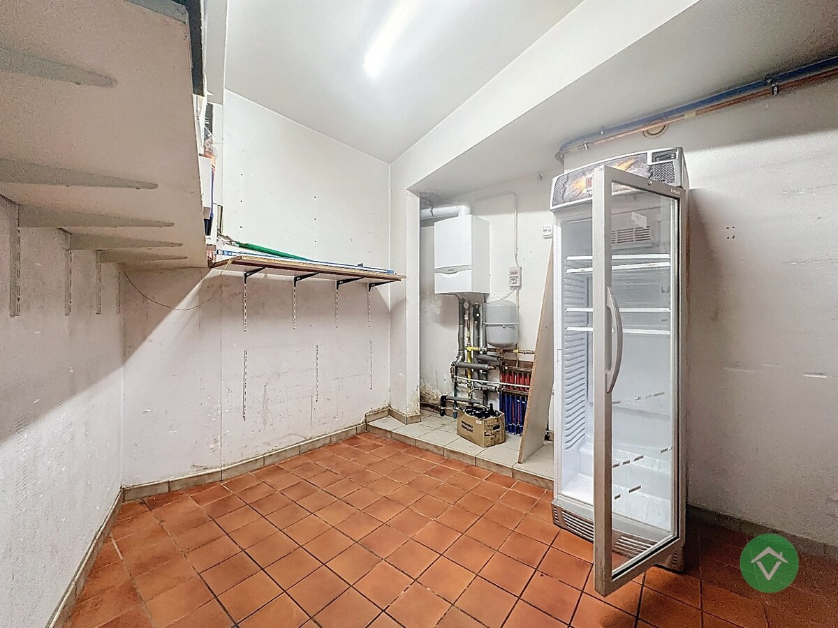 Centraal gelegen handelszaak, met tal van mogelijkheden, op de Markt van Torhout 