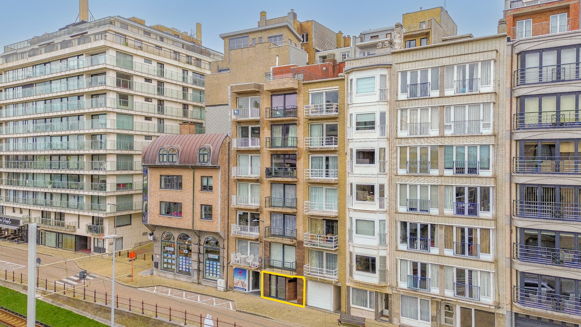 Volledig vernieuwd appartement te koop - achterkant zeedijk Wenduine! 