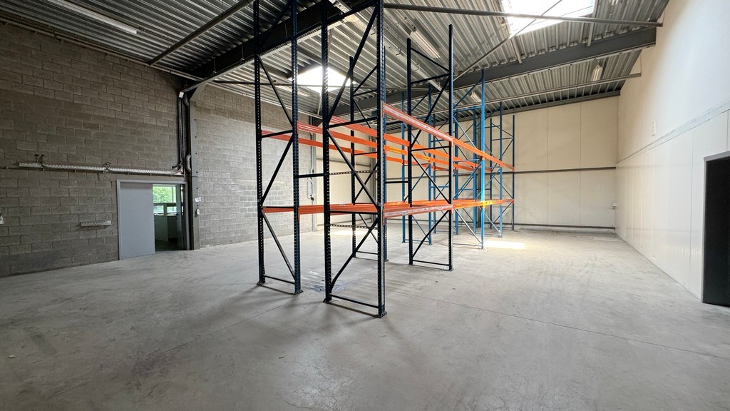 Logistiek bedrijfspand te huur in industriezone te Malle