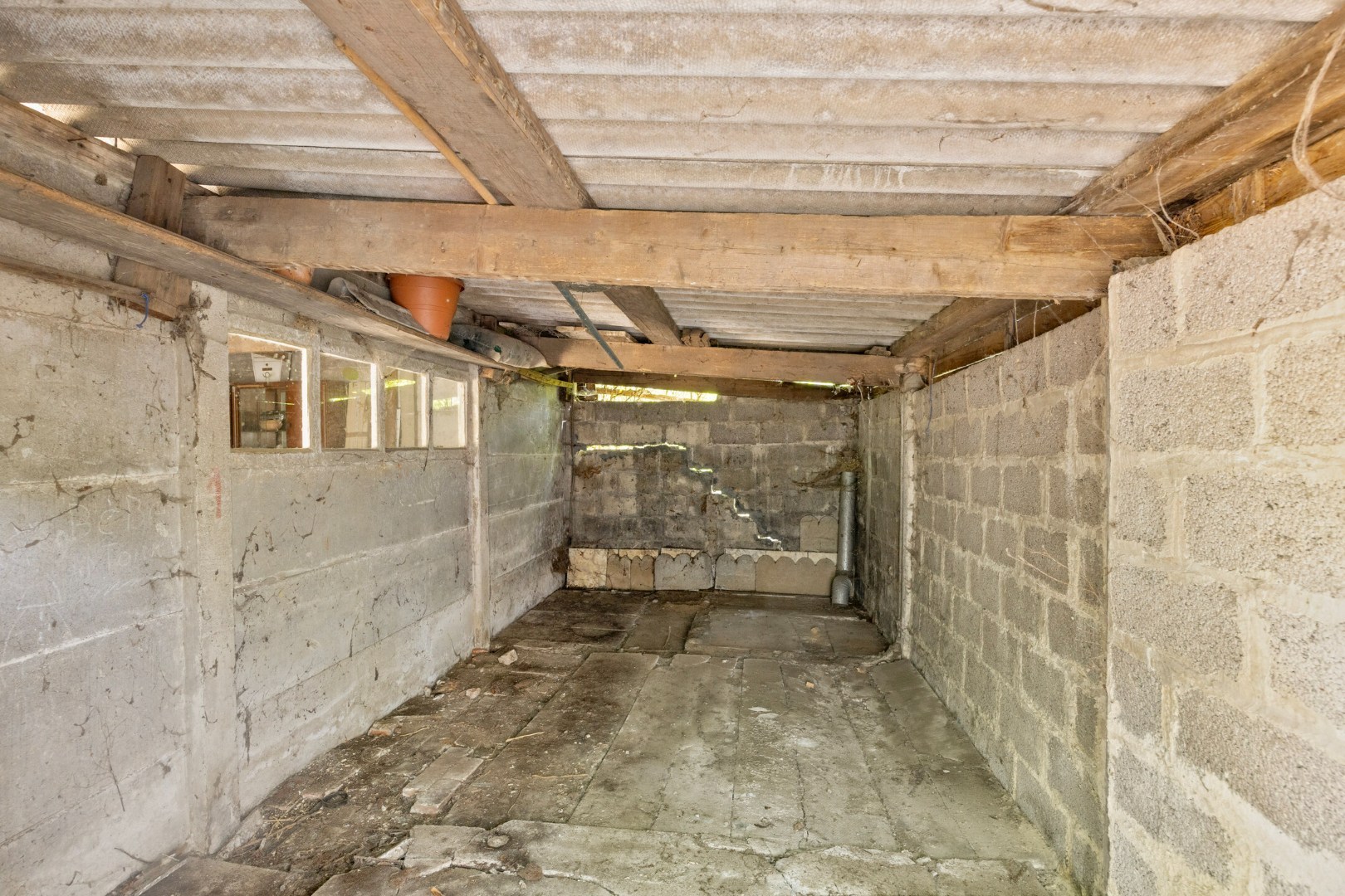 Ruime te renoveren woning met 3 slaapkamers in Lubbeek met doorgang langs het perceel van de buren. EPC: 736 KWH/m² 