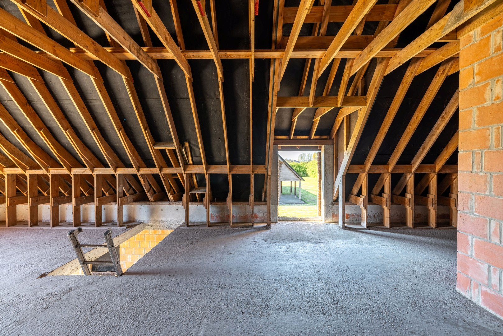 Landelijk gelegen ruwbouwhoeve met bijgebouwen op uitzonderlijk perceel van ca. 9.331 m² 
