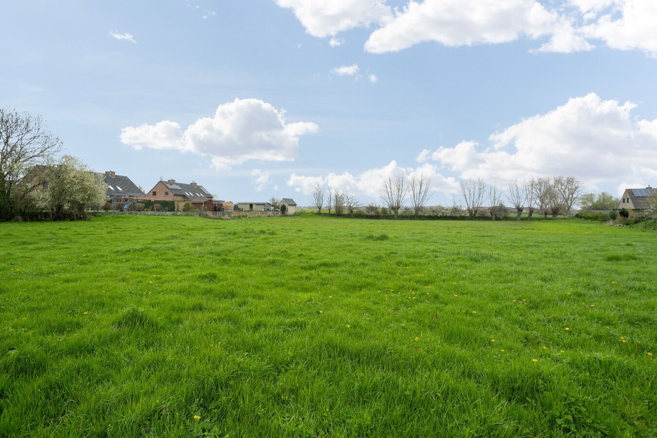 Hoeve uit wederopbouwperiode, gelegen in de dorpskern van Voormezele 
