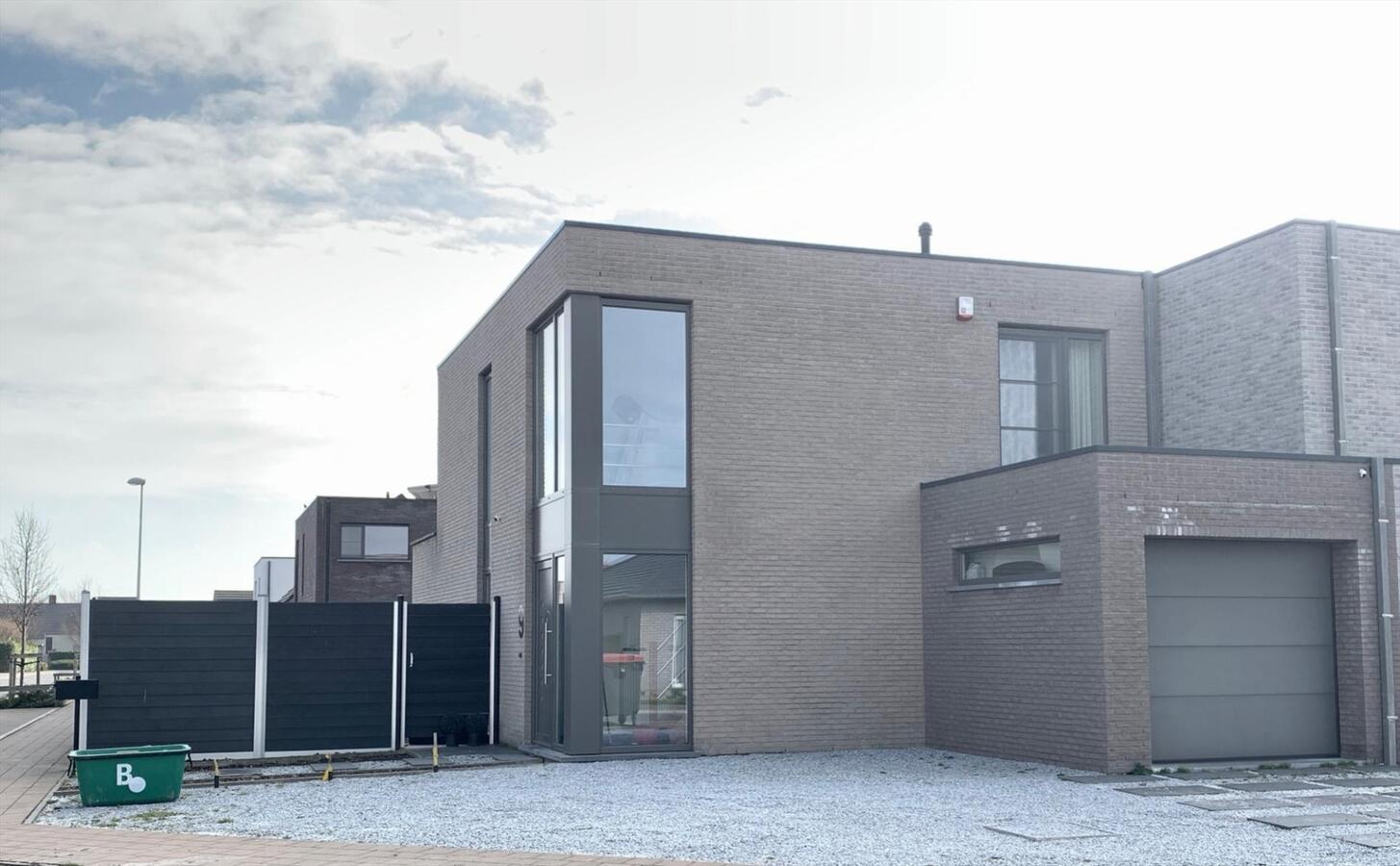MODERNE HALF OPEN BEBOUWING OP ZEER CENTRALE LIGGING 