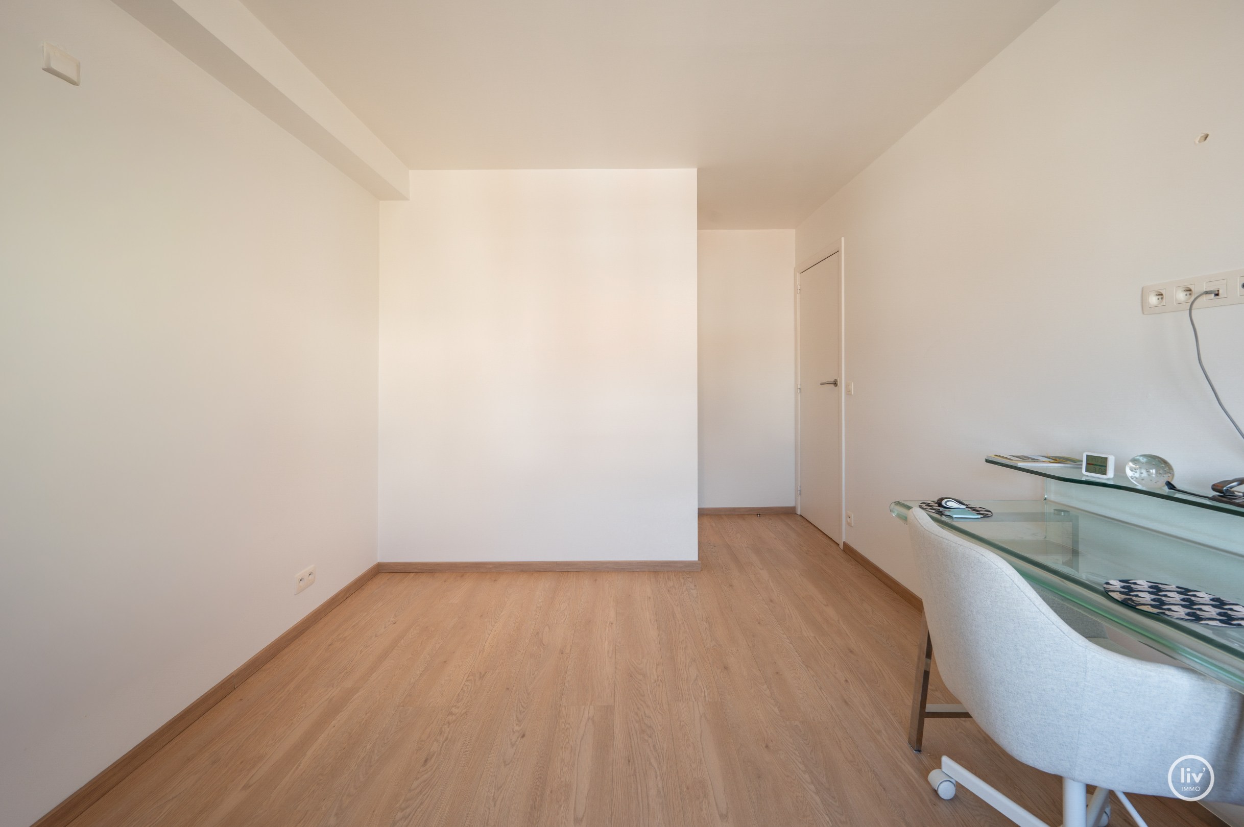 Lichtrijk dakappartement op wandelafstand van de zeedijk-Albertstrand met mogelijkheid tot aankoop van een inpandige garagebox (gelijkvloers). 