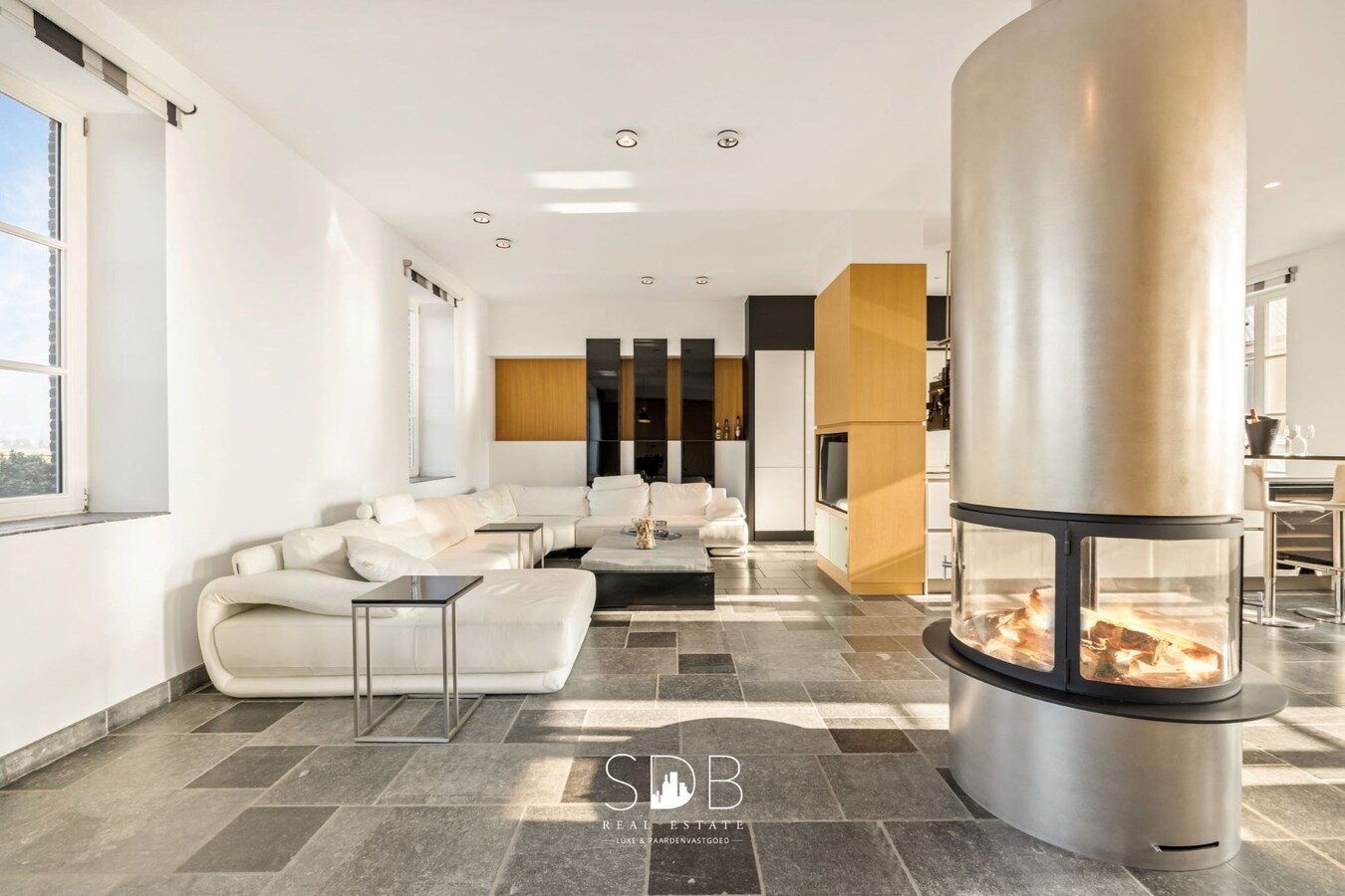 Prachtige villa in hoevestijl met bijgebouwen en graslanden op 89.070m² 