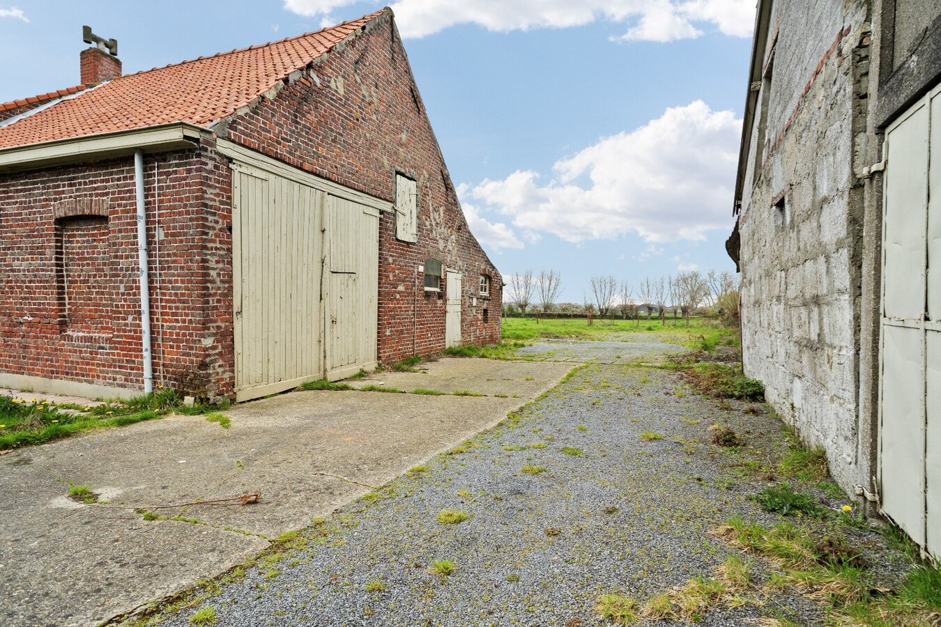 Hoeve uit wederopbouwperiode, gelegen in de dorpskern van Voormezele 