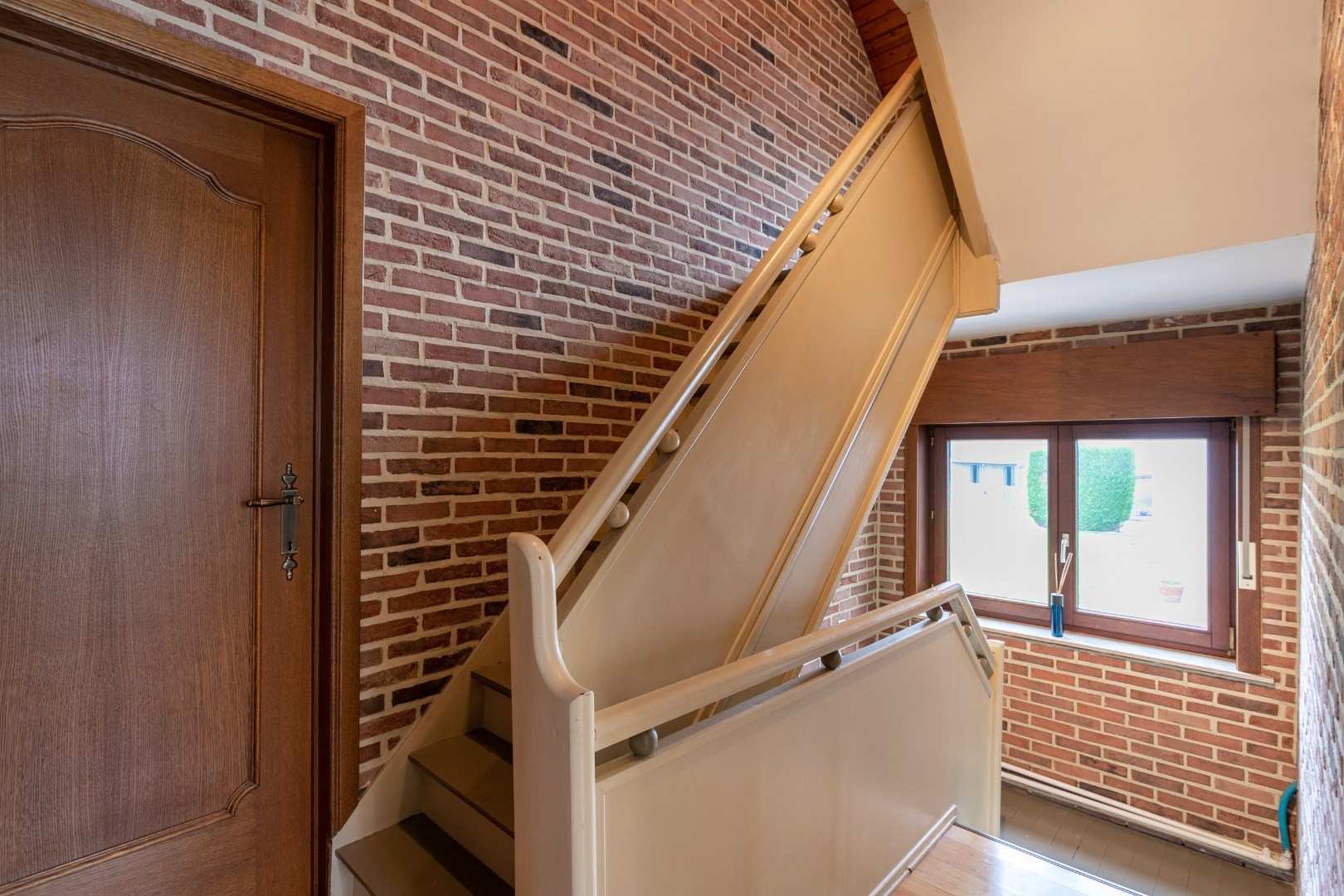 Ruime woning met naastgelegen bouwgrond en loods 