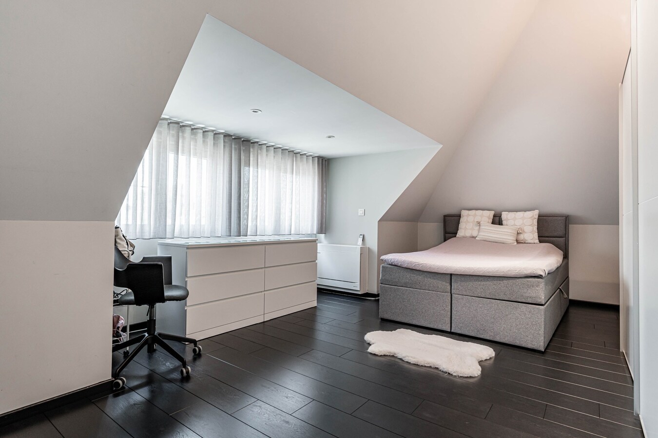 Commercieel gelegen woning met magazijn en parking 