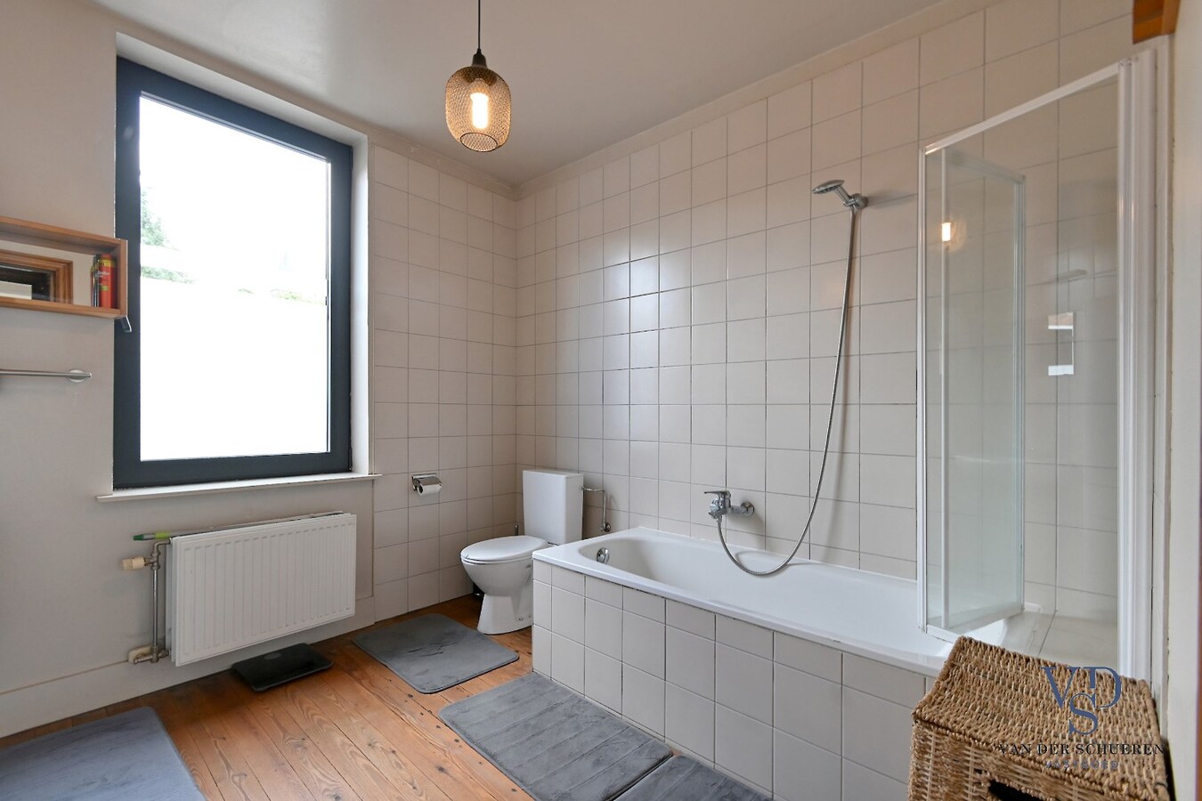 Commercieel gelijkvloers met ruime duplex en tuin. 